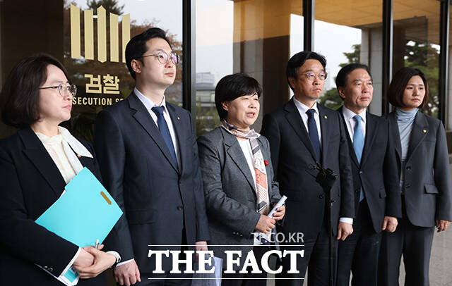 중앙지검 영상녹화조사실 확인하는 조작기소 국조특위 위원들.