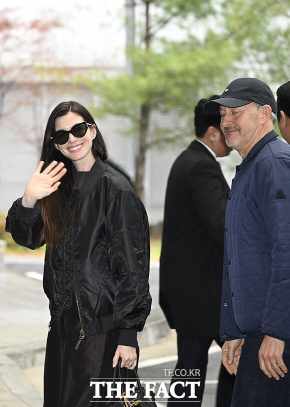 앤 해서웨이가 팬들에게 인사를 하고 있다.