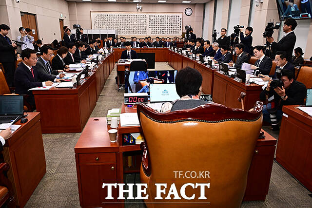 안건 상정하는 서영교 국조특위 위원장.