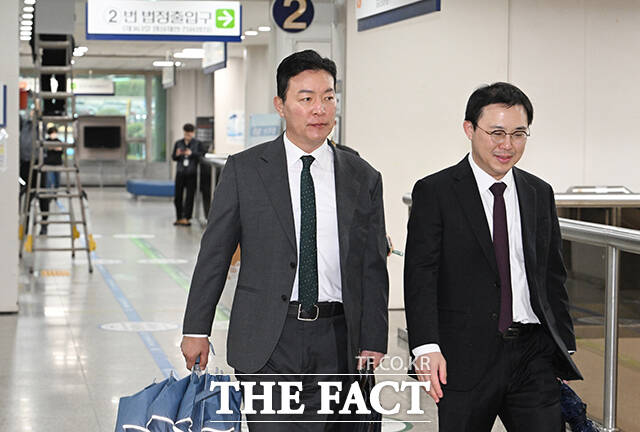 윤석열 전 대통령 체포방해 혐의를 받는 김성훈 전 대통령경호처 차장이 9일 오후 서울 서초구 서울중앙지방법원에서 열린 공판에 출석하고 있다. /박헌우 기자