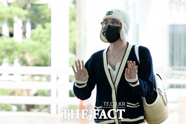 지드래곤(G-DRAGON)이 입은 옷, 신은 신발, 심지어 공항에서 들고 나온 가방까지도 트렌드가 된다. 사진은 지디가 지난해 해외 일정 참석 차 인천국제공항을 통해 프랑스 파리로 출국하고 있다. /인천국제공항=남용희 기자