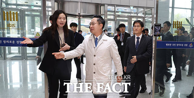 현장검증 위해 이동하는 조작기소 국조특위 위원들.