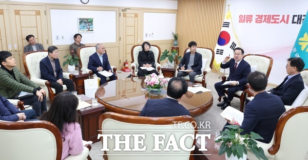 8일 대전시청에서 둔산 노후계획도시 선도지구 추진 관계자들이 참석한 가운데 사업 추진에 대해 의견을 교환하는 간담회가 열리고 있다. /대전시