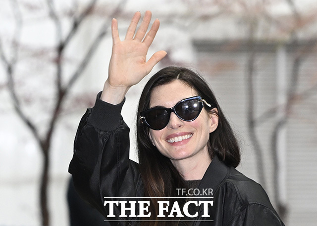 앤 해서웨이가 팬들에게 인사를 하고 있다.