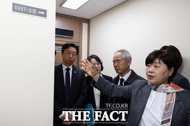 중앙지검 영상녹화조사실 확인하는 조작기소 국조특위 위원들.