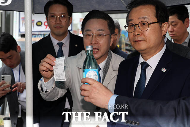 수원지검 앞에서 '연어 술 파티' 현장 검증하는 국조특위 위원들.