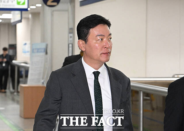 윤석열 전 대통령 체포방해 혐의를 받는 김성훈 전 대통령경호처 차장이 9일 오후 서울 서초구 서울중앙지방법원에서 열린 공판에 출석하고 있다. /박헌우 기자