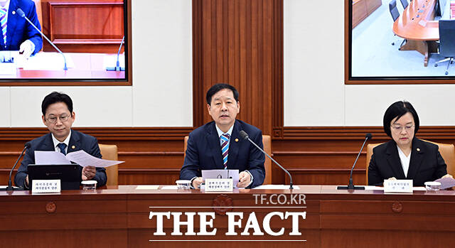 구윤철 부총리 겸 재정경제부 장관(왼쪽)이 9일 오전 서울 종로구 정부서울청사에서 열린 민생물가 특별관리 관계장관 TF 회의에 참석해 모두발언을 하고 있다. /임영무 기자