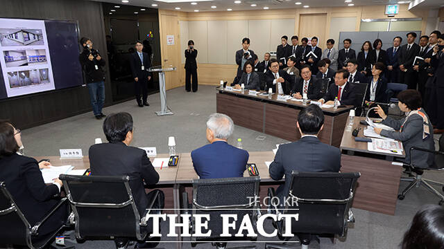 국민의힘 의원들과 설전 벌이는 서영교 위원장.