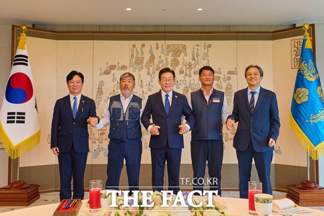 이재명 대통령은 10일 전국민주노동조합총연맹을 초청해 간담회를 갖는다. 이 대통령이 2025년 9월 4일 오후 용산 대통령실에서 양경수 전국민주노동조합총연맹 위원장, 김동명 한국노동조합총연맹 위원장과 기념촬영을 하고 있다. /청외대