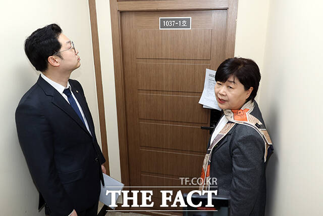 중앙지검 영상녹화조사실 확인하는 조작기소 국조특위 위원들.