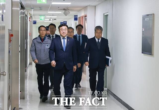 윤호중 행정안전부 장관이 9일 서울 서대문구 경찰청에서 열린 허위정보 유포 대응 태스크포스(TF) 회의에 참석하고 있다. /경찰청