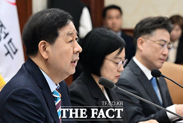 구윤철 부총리 겸 재정경제부 장관(왼쪽)이 9일 오전 서울 종로구 정부서울청사에서 열린 민생물가 특별관리 관계장관 TF 회의에 참석해 모두발언을 하고 있다. /임영무 기자