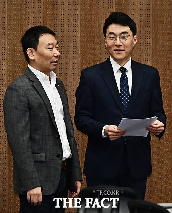 김남국 더불어민주당 대변인이 9일 오전 서울 여의도 국회 소통관에서 열린 기자회견에 참석해 6·3 지방선거와 동시에 실시되는 경기 안산갑 국회의원 보궐선거에 출마 의사를 밝히고 있다. /국회=배정한 기자