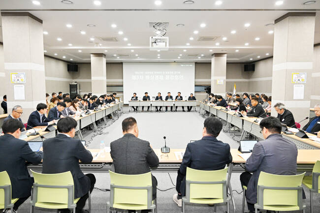 영주시는 8일 148아트스퀘어에서 확대간부와 읍면동장이 참석한 제3차 비상경제 점검회의를 개최했다. /영주시