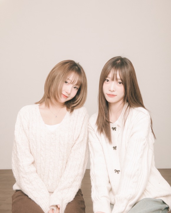 여성 듀오 디어의 임예린(왼쪽) 박채연이 가창 참여한 음악 프로젝트 '스테레오클럽' 첫 싱글 '피어나는 설렘'이 발매됐다./플라이튜브