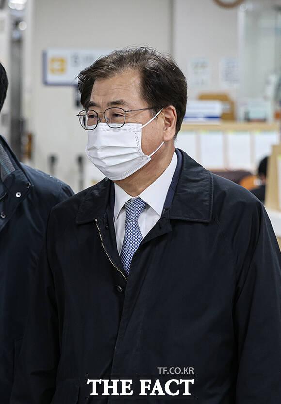 서해피격 사건 관련 직권 남용 및 공용 전자기록 손상 혐의를 받는 서훈 전 청와대 국가안보실장이 9일 오후 서울 서초구 서울고등법원에서 열린 공판에 출석하고 있다. /박헌우 기자