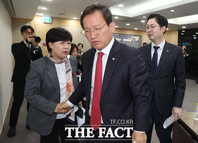 현장조사 위해 이동하는 서영교 위원장과 김형동 국민의힘 의원, 김동아 더불어민주당 의원(왼쪽부터).