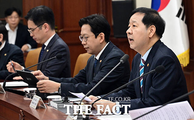 구윤철 부총리 겸 재정경제부 장관(왼쪽)이 9일 오전 서울 종로구 정부서울청사에서 열린 민생물가 특별관리 관계장관 TF 회의에 참석해 모두발언을 하고 있다. /임영무 기자