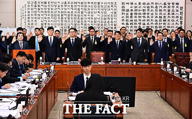 안규백 국방부 장관을 비롯한 증인들이 9일 오후 서울 여의도 국회에서 열린 윤석열 정권 정치검찰 조작기소 의혹 사건 진상규명 국정조사특별위원회 전체회의에 출석해 증인선서를 하고 있다. /국회=배정한 기자