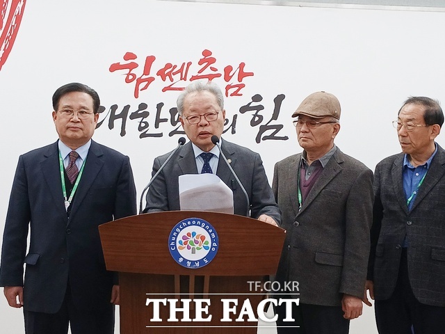 더불어민주당 충남도당 원로당원 대표인 정용환 변호사(왼쪽 두 번째)를 비롯한 원로당원들이 9일 오후 충남도청 브리핑실에서 기자회견을 열고 민주당의 정체성 확립을 촉구하고 나섰다. /노경완 기자