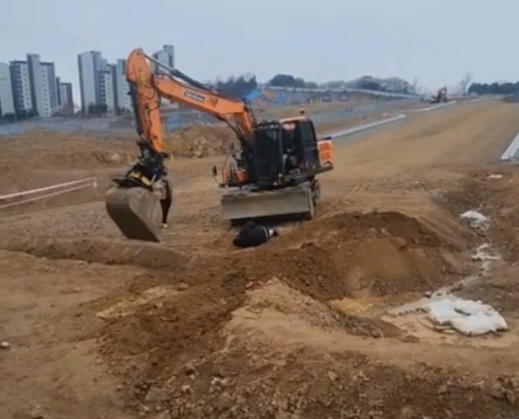 이번 사태는 전 조합장이 오는 11일로 예정된 총회를 공사현장에서 강행하기 위해 벌어졌다. 전 조합장은 총회를 통해 시공사를 GS건설로 선정하고 DL이앤씨 시공사 해지 안건에 대해서도 투표를 진행할 계획이다. 사진은 현장을 방어하던 DL이앤씨 측 안전관리 요원이 굴착기에 맞아 쓰러진 모습. /독자 제공