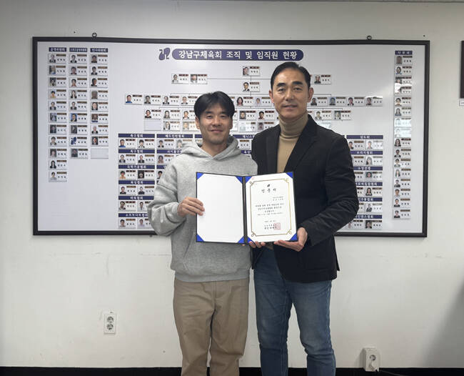 국립경국대 박사과정 조윤환(왼쪽) 씨가 서울 강남구 피클볼협회 인준을 받고 기념사진을 찍고 있다. /국립경국대