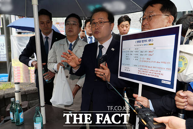 '연어 술 파티'에 대해 발언하는 이건태 의원.