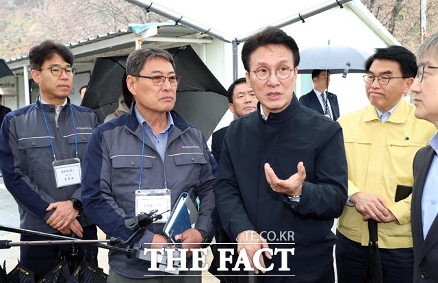 김민석 국무총리는 9일 아스콘 생산업체를 방문해 도로포장 등에 사용되는 주요 건설자재인 아스콘 생산 현황을 점검하고 관계부처 및 업계와 수급 문제 해소 방안을 논의했다. 사진은 김 총리가 이날 세종시 장군면 아스팔트콘크리트 생산현장을 찾아 애로사항을 듣고 있는 모습. /뉴시스