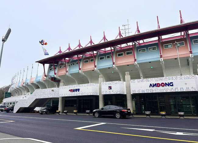 안동시민운동장이 안동의 독창적인 도시 브랜드를 방문객들에게 효과적으로 전달하는 역할을 하고 있다. /안동시