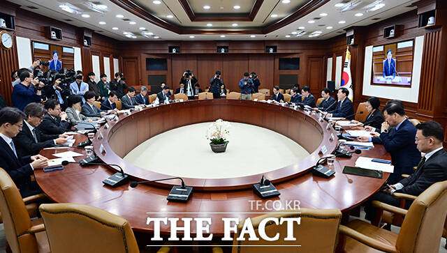 구윤철 부총리 겸 재정경제부 장관(왼쪽)이 9일 오전 서울 종로구 정부서울청사에서 열린 민생물가 특별관리 관계장관 TF 회의에 참석해 모두발언을 하고 있다. /임영무 기자