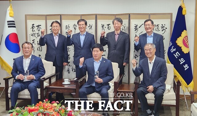 9일 이성우 충남도문우회장을 비롯한 임원들이 충남도의회를 찾아 홍성현 의장(가운데)과 김응규 의원(왼쪽)에게 감사패를 전달한 후 파이팅을 외치고 있다. /이병수 기자