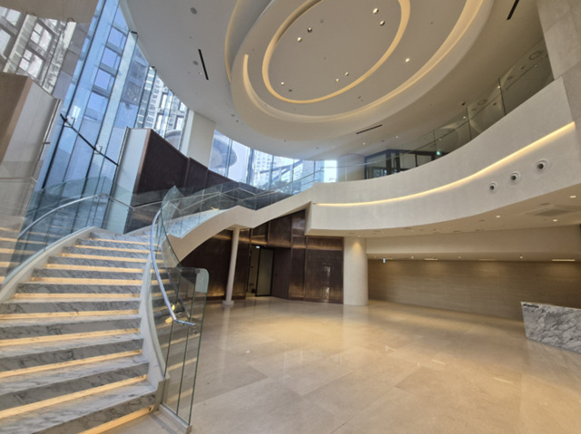 오티에르 반포 커뮤니티 시설은 약 3800㎡(1200평)에 달한다. 가구 당 4.8평 수준이다. 사진은 커뮤니티 로비. /포스코이앤씨