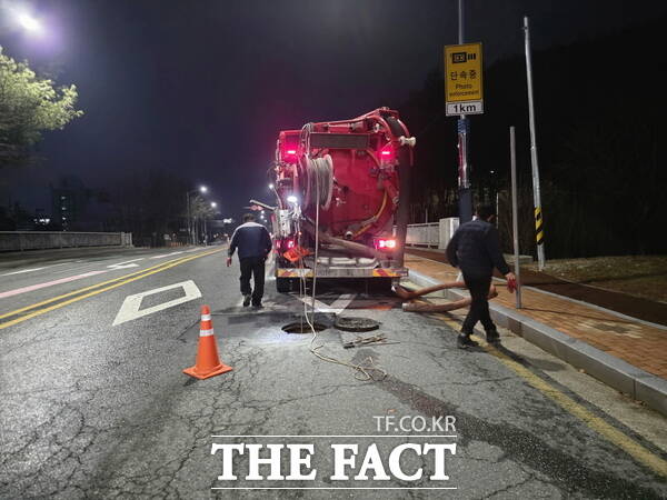 계룡시 관계자들이 관내 오수관로를 대상으로 고압세척을 진행하고 있는 모습. /계룡시