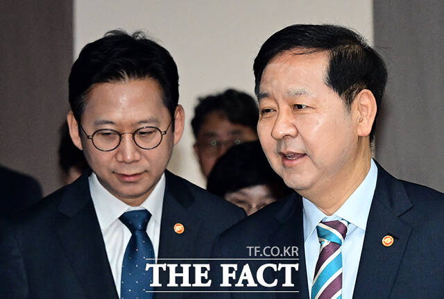 구윤철 부총리 겸 재정경제부 장관(왼쪽)이 9일 오전 서울 종로구 정부서울청사에서 열린 민생물가 특별관리 관계장관 TF 회의에 참석해 모두발언을 하고 있다. /임영무 기자