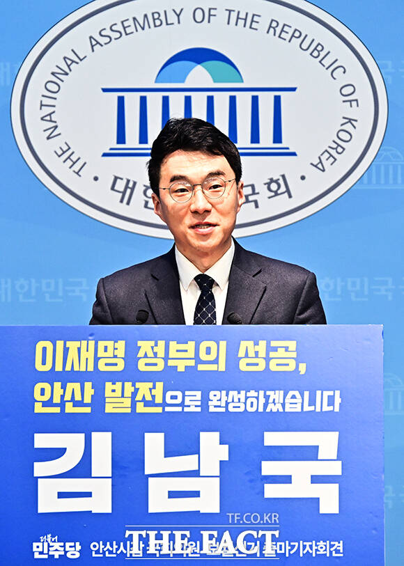 김남국 더불어민주당 대변인이 9일 오전 서울 여의도 국회 소통관에서 열린 기자회견에 참석해 6·3 지방선거와 동시에 실시되는 경기 안산갑 국회의원 보궐선거에 출마 의사를 밝히고 있다. /국회=배정한 기자