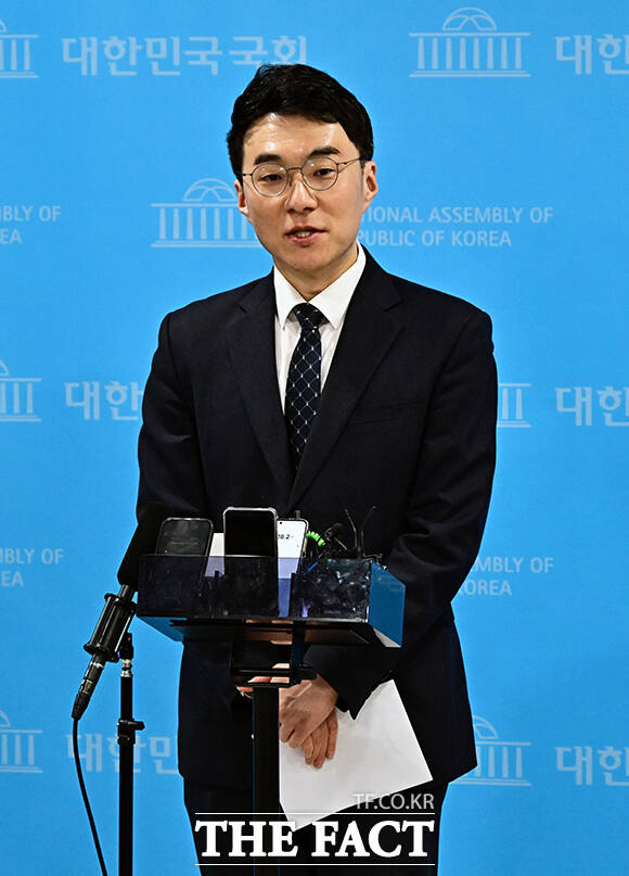 김남국 더불어민주당 대변인이 9일 오전 서울 여의도 국회 소통관에서 열린 기자회견에 참석해 6·3 지방선거와 동시에 실시되는 경기 안산갑 국회의원 보궐선거에 출마 의사를 밝히고 있다. /국회=배정한 기자