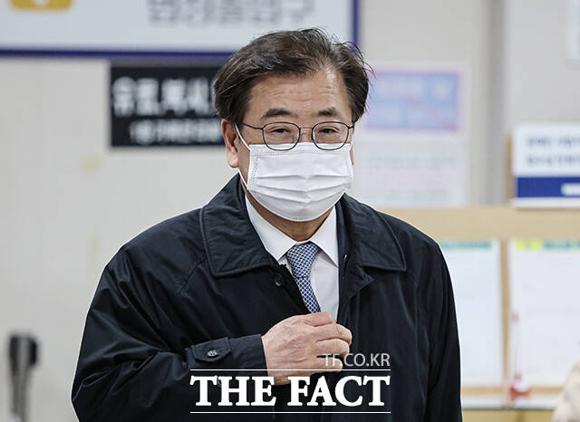 서해피격 사건 관련 직권 남용 및 공용 전자기록 손상 혐의를 받는 서훈 전 청와대 국가안보실장이 9일 오후 서울 서초구 서울고등법원에서 열린 공판에 출석하고 있다. /박헌우 기자