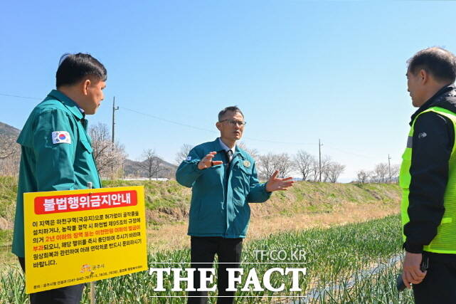 공주시가 하천 계곡 등 불법 점용 행위에 대해 일제조사를 펼치고 있는 가운데 송무경 시장 권한대행이 한 하천 현장에서 점검을 하고 있다. /공주시