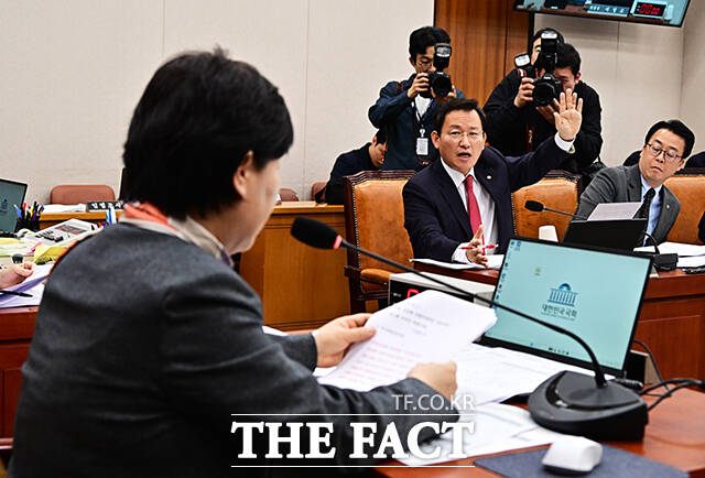 의사진행 발언 신청하는 김형동 국민의힘 의원.