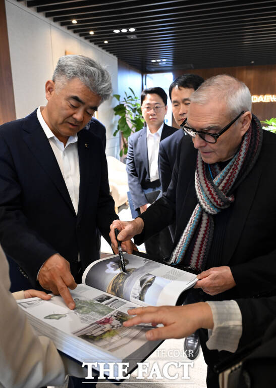 대우건설은 지난 8일 정원주 회장이 서울 중구 을지로 본사에서 방한 중인 세계적인 건축가 도미니크 페로와 면담 및 오찬을 가졌다고 9일 밝혔다. 사진은 도미니크 페로(오른쪽)가 본인의 작품집 중 여수 장도 설계에 대해 정원주 회장에게 설명하고 있는 모습. /대우건설