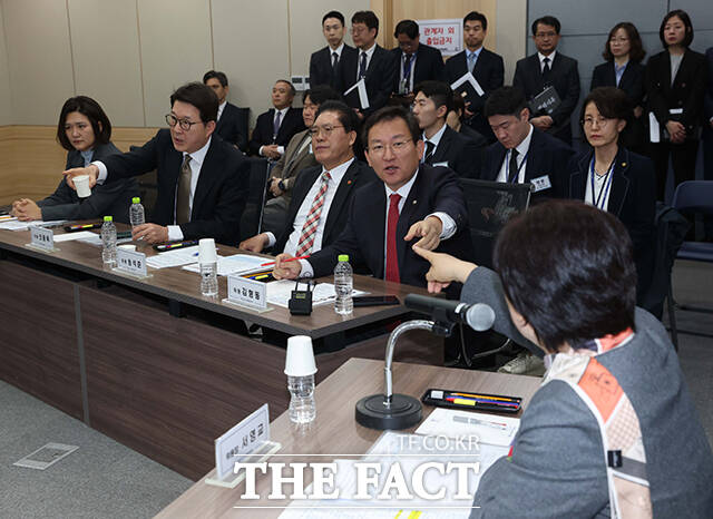 서영교 국조특위 위원장과 김형동, 송석준, 신동욱 국민의힘 의원이 사전 기관 현황 설명에 앞서 설전을 벌이고 있다.