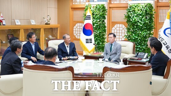 9일 충남문우회 임원들이 충남도교육청을 방문해 김지철 충남도교육감과 대담을 하고 있다. /이병수 기자