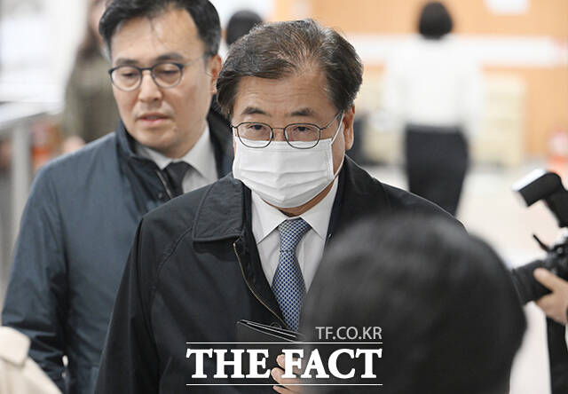 서해피격 사건 관련 직권 남용 및 공용 전자기록 손상 혐의를 받는 서훈 전 청와대 국가안보실장이 9일 오후 서울 서초구 서울고등법원에서 열린 공판에 출석하고 있다. /박헌우 기자