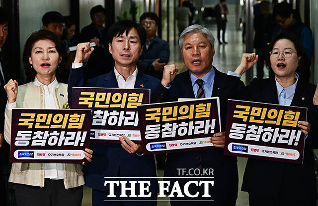 개혁진보 4당 의원들이 9일 오전 서울 여의도 국회에서 정치개혁특별위원회 공직선거법 및 지방선거 구제 개편 심사 소위원회 개회를 앞두고 긴급 기자회견을 하고 있다. /국회=배정한 기자