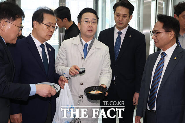 국회 '윤석열 정권 정치검찰 조작기소 의혹 사건 진상규명 국정조사특별위원회'가 '연어 술 파티', '진술 회유 의혹' 검증을 위해 9일 경기 수원지검을 현장 방문한 가운데 박성준 더불어민주당 간사를 비롯한 의원들이 연어회 덮밥을 취재진에게 보여주고 있다. /국회사진기자단