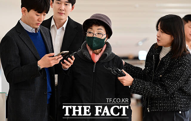 특정범죄 가중처벌법상 국고손실 혐의를 받는 김건희 씨의 모친 최은순 씨가 11일 오전 서울 광화문 KT 웨스트 빌딩에 마련된 김건희특검 사무실로 피의자 신분으로 출석하고 있다. /임영무 기자