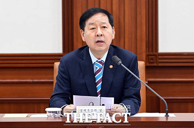 구윤철 부총리 겸 재정경제부 장관(왼쪽)이 9일 오전 서울 종로구 정부서울청사에서 열린 민생물가 특별관리 관계장관 TF 회의에 참석해 모두발언을 하고 있다. /임영무 기자