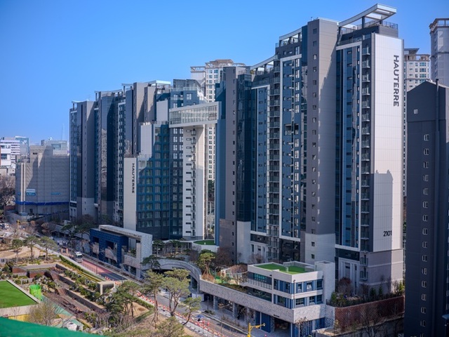 포스코이앤씨가 지난 8일 하이엔드 주거 브랜드 '오티에르(HAUTERRE)'를 최초로 적용한 '오티에르 반포'를 언론에 공개했다. 사진은 오티에르 반포 전경. /포스코이앤씨