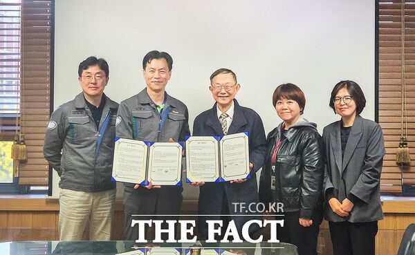 강현구 철도공사 대전철도차량정비단 품질안전처장과 유제춘 대덕구정신건강복지센터 센터장이 8일 근로자 건강증진 및 심리 지원을 위해 대덕구정신건강복지센터와 업무협약을 체결했다. /대덕구